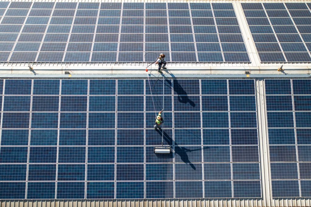 Fotografia aerea durante la pulizia di un impianto fotovoltaico